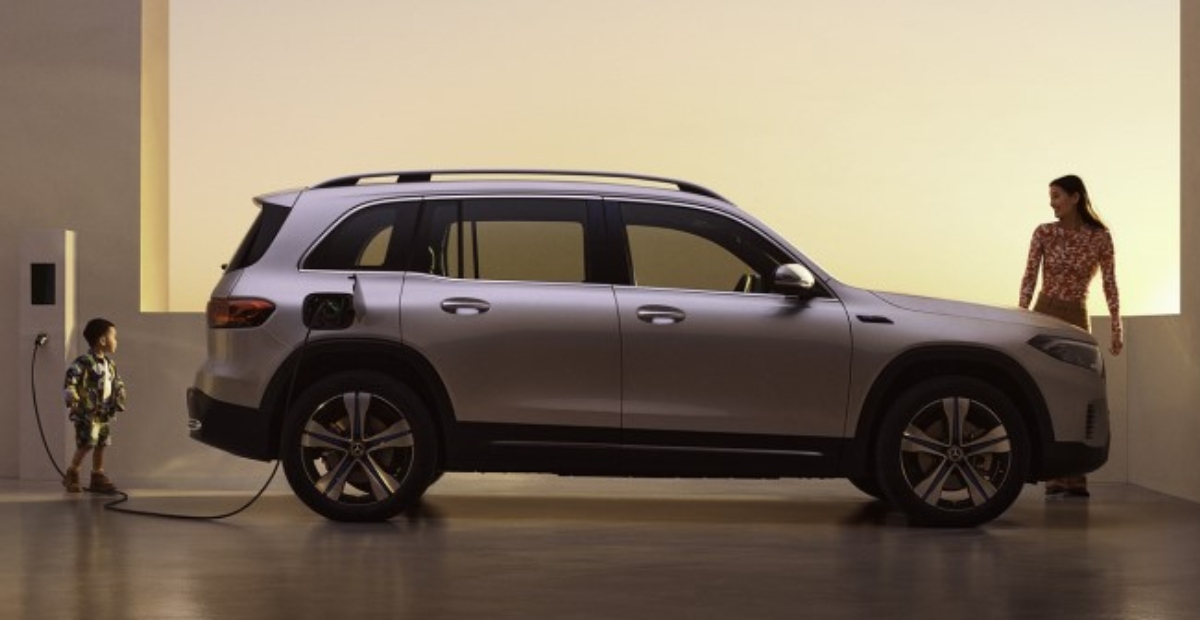 <p>Vehículo eléctrico Mercedes-Benz conectado a la red de carga</p>