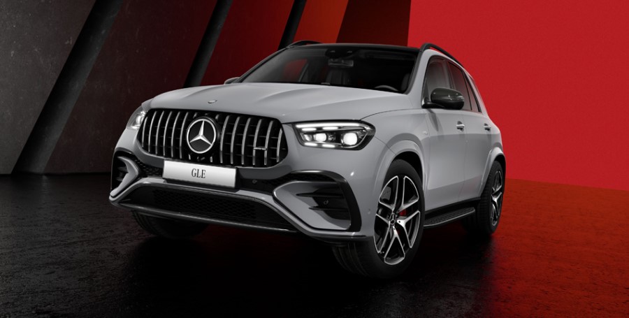 Auto híbrido enchufable Mercedes-Benz color blanco sobre fondo rojo