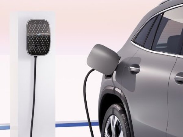 Red de carga eléctrica conectado a auto Mercedes-Benz