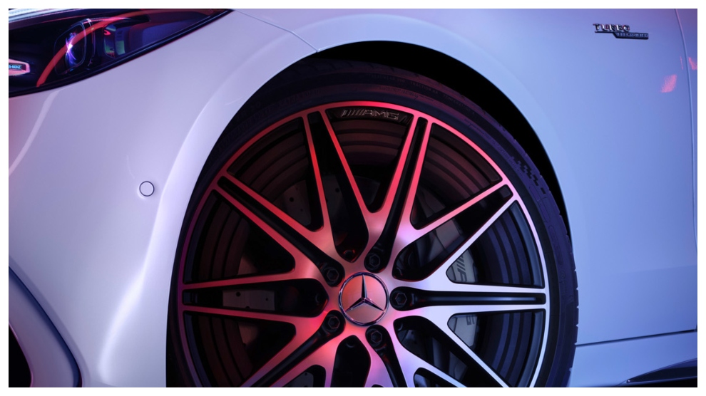 <p>Neumático delantero con freno hidráulico de Mercedes AMG Clase C color Blanco</p>