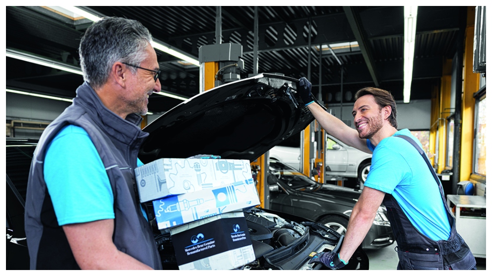 <p>Personas de servicio técnico especializado de talleres Mercedes-Benz</p>