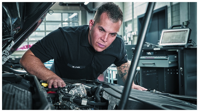Tecnico especializado de servicio tecnico Mercedes-Benz revisando el motor de un vehiculo