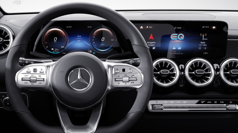 Vista de tablero de conductor de Mercedes-Benz EQB con tacómetro digital y pantalla tactil.