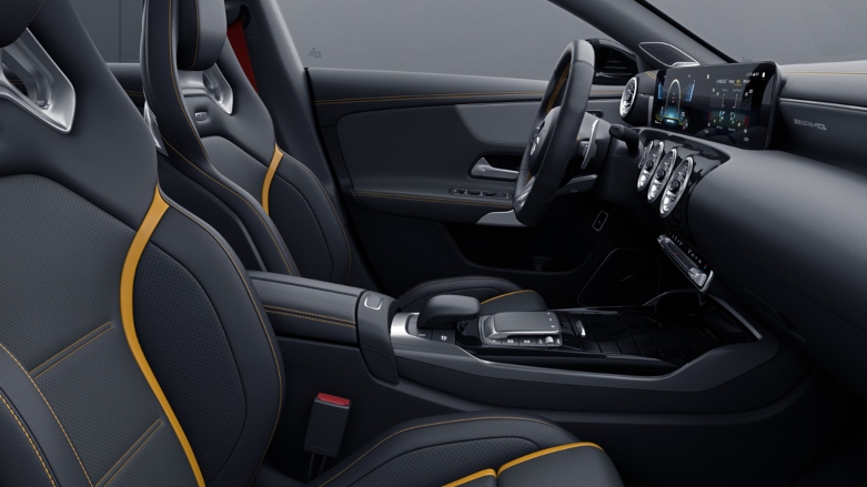 Vista interior de carro deportivo Mercedes-AMG CLA con asiento deportivos de lujo y tablero de conducción.