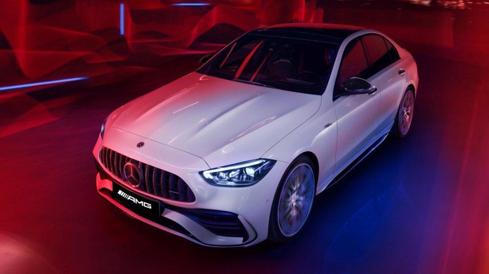 <p>Vista frontal de Mercedes-AMG clase C color blanco siendo conducido entre ondas rojas.</p>