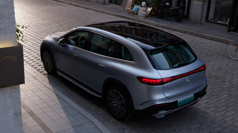 Vista trasera de camioneta de lujo EQE SUV Eléctrica color gris estacionada en calles de la ciudad.