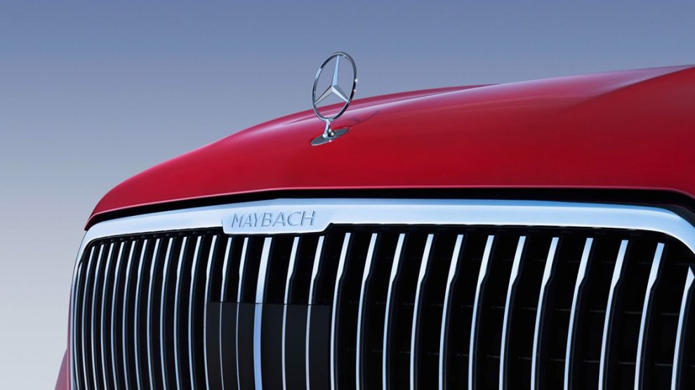 <p>Vista cercana de parrilla frontal de auto de lujo Mercedes-Maybach color rojo.</p>
