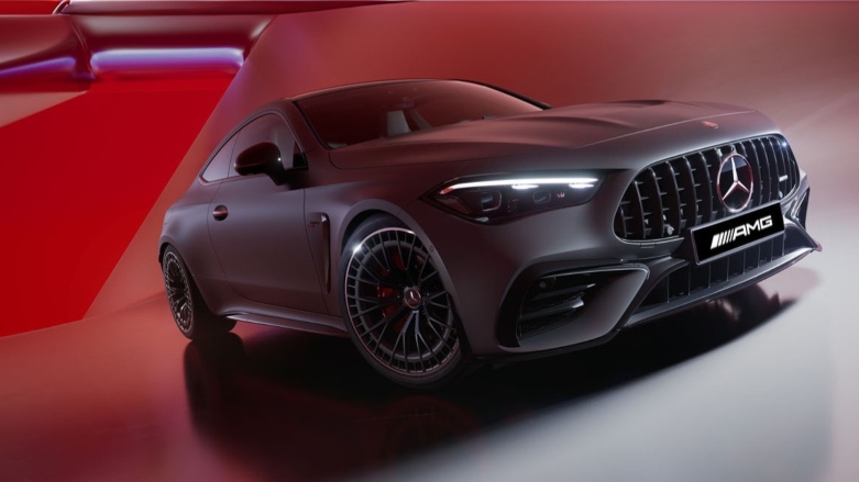 Vista frontal de parrilla con rines de lujo de Mercedes-AMG CLE Coupé color gris mate de lujo.