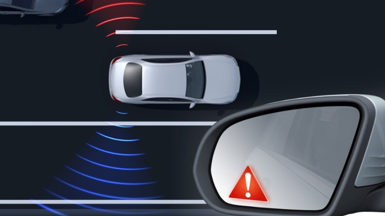 Muestra de la tecnología de seguridad vial de control de ángulo muerto Mercedes-Benz.
