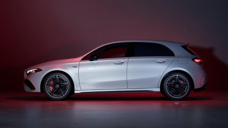 Vista lateral de carro de alta gama Mercedes-AMG Clase A 