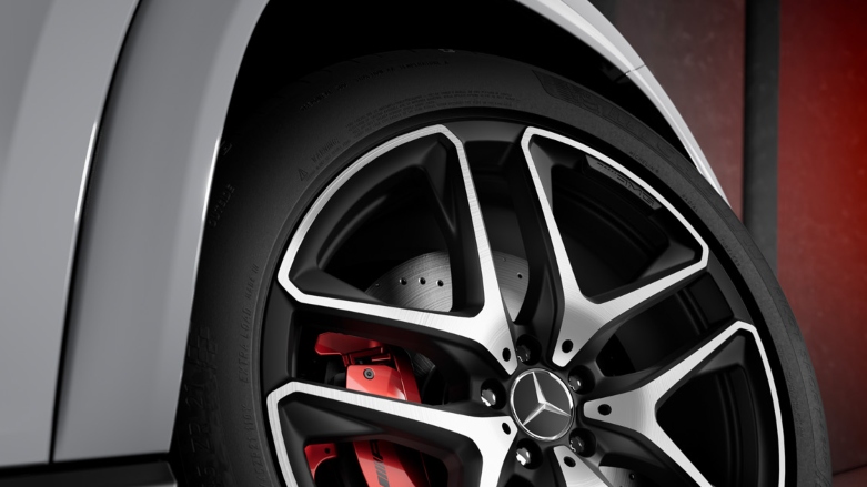 <p>Vista cercana de rueda delantera de Mercedes-AMG GLE con rines de lujo.</p>