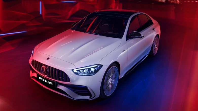 Vista de parrilla delantera de auto deportivo Mercedes-AMG Clase C