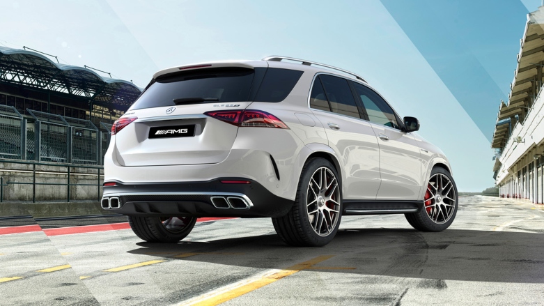 Vista trasera de auto de alta gama Mercedes-AMG GLE color blanca.  