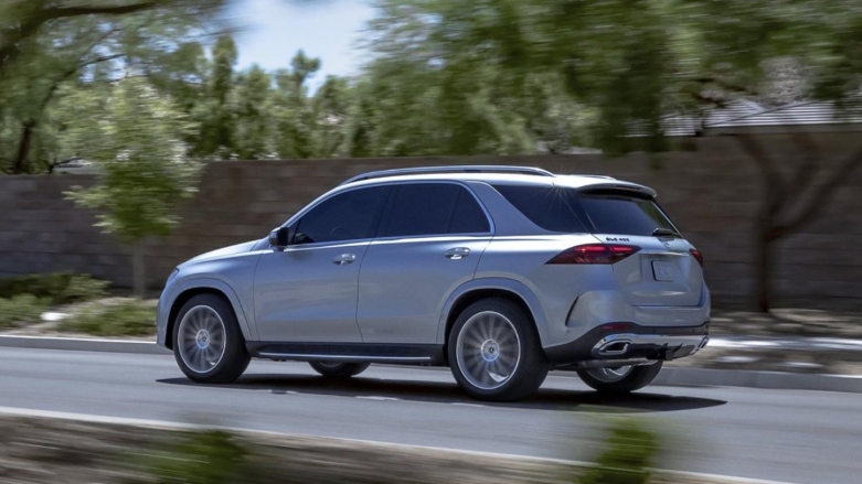 Auto híbrido Mercedes-Benz Clase E color gris siendo conducido por carretera.