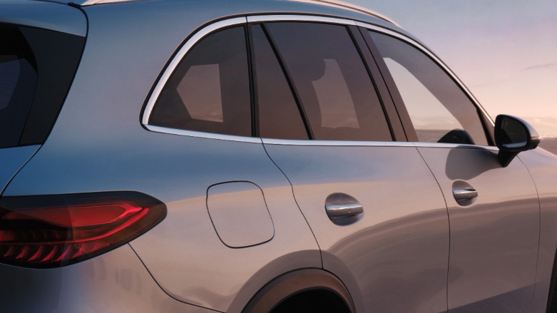 Vista lateral de Mercedes-Benz GLC con fondo de desierto.