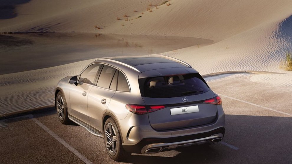 <p>Auto híbrido Mercedes-Benz estacionado cerca a desierto. </p>